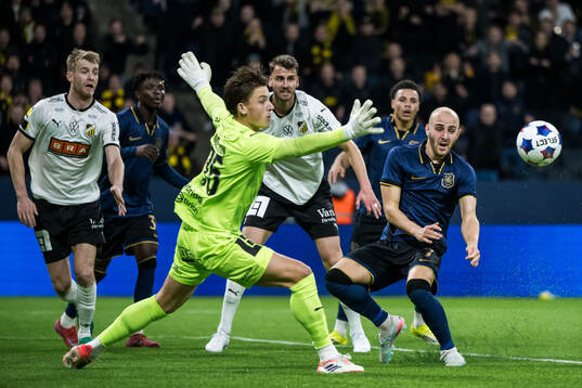 AIKs Amel Mujanic mot Häckens målvakt David Andersson