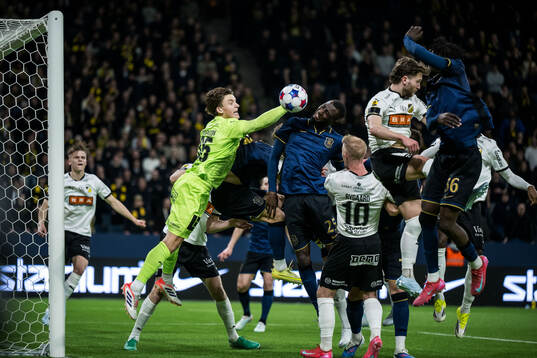 Häckens målvakt David Andersson och AIKs Ibrahim Cisse