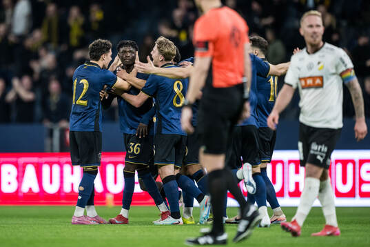 AIKs Zadok Yohanna jublar med lagkamrater