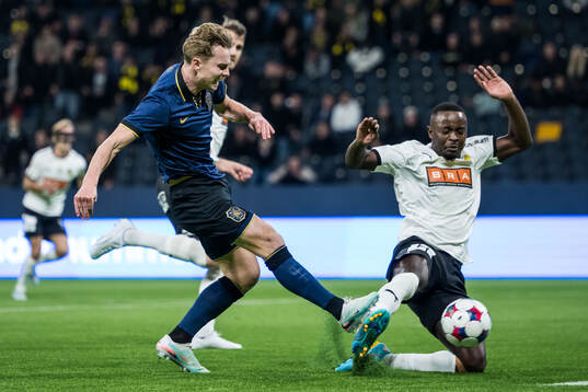 AIKs Johan Hove och Häckens Brice Wembangomo