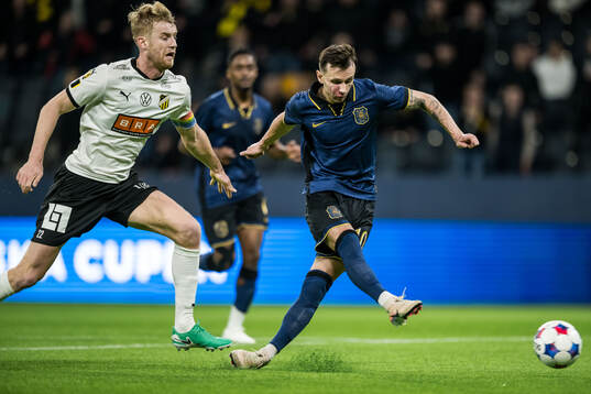 Häckens Filip Helander och AIKs Bersant Celina vid 3-0