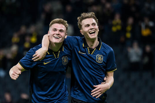 AIKs Erik Hovden Flataker och Johan Hove jublar