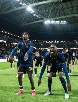 AIKs Zadok Yohanna och Ibrahim Cisse jublar