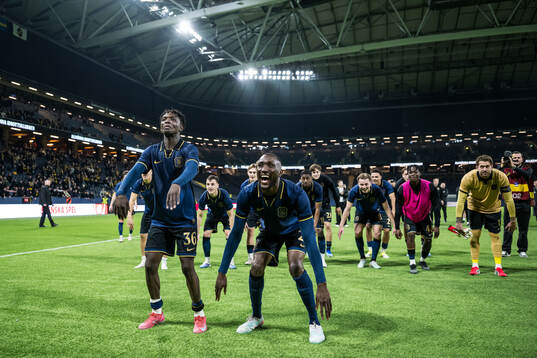 AIKs Zadok Yohanna och Ibrahim Cisse jublar