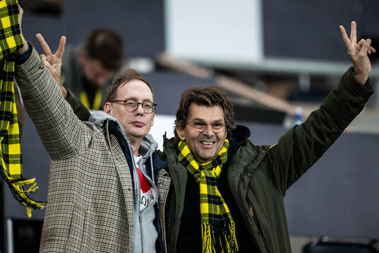 Oisin Cantwell och Niklas Strömberg på läktaren