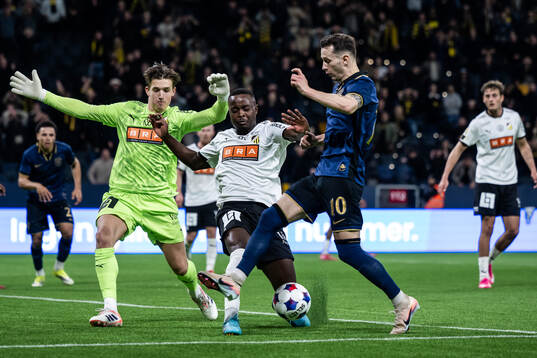 Häckens målvakt David Andersson och Brice Wembangomo mot