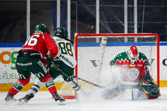 Frölundas målvakt Andrea Brändli räddar ett skott från
