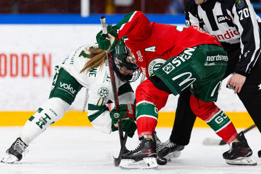 Färjestads Lauren Bellefontaine tekar mot Frölundas