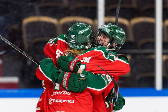 Frölundas Emily Nix jublar med lagkamrater