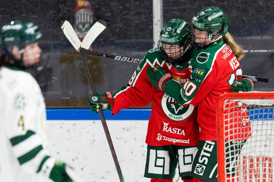 Frölundas Felizia Wikner-Zienkiewicz och Emilia Vesa jublar