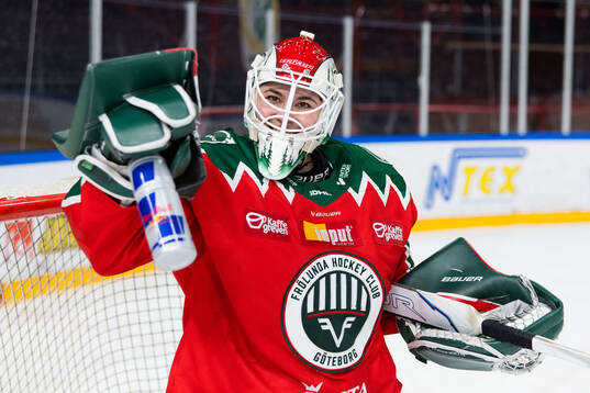 Frölundas målvakt Andrea Brändli jublar
