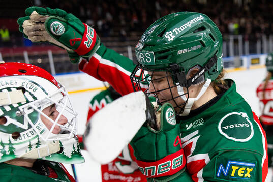 Frölundas målvakt Andrea Brändli jublar ihop med Andrea
