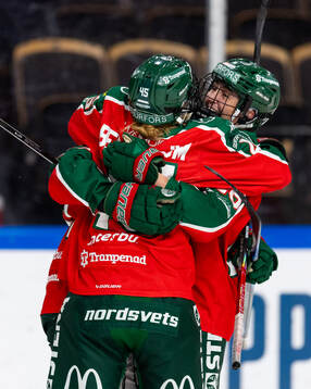 Frölundas Emily Nix jublar ihop med Paula Bergström och