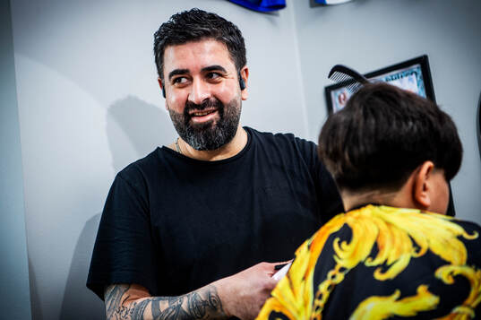 MFF-spelarnas frisörer. Aram Hassan klipper Benjamin Zandi