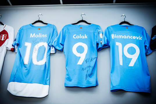 MFF-spelarnas frisörer. Fotbollströjorna på salongen