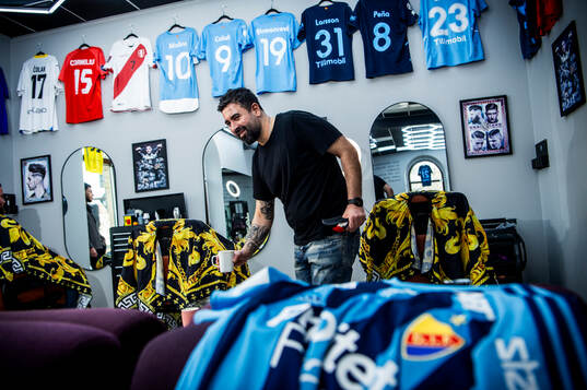 MFF-spelarnas frisörer. Aram Hassan letar fram en