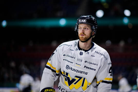 HV71s Riley Woods