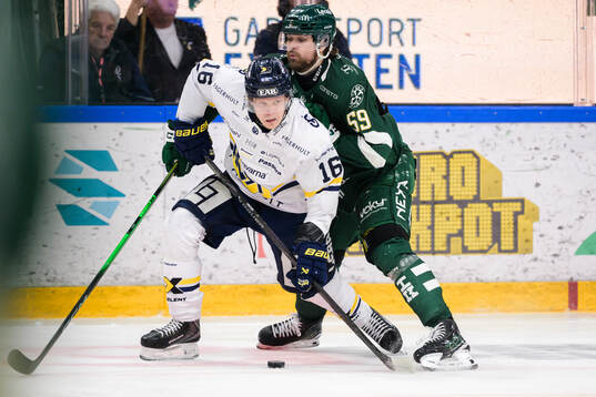 HV71s Linus Lindström och Färjestads Linus Johansson