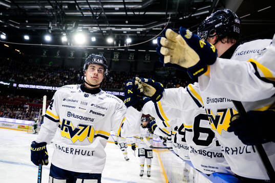 HV71s Hugo Fransson jublar