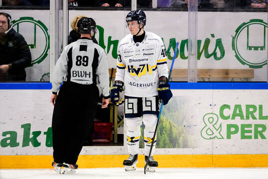 HV71s Oskar Stål-Lyrenäs blir utvisad