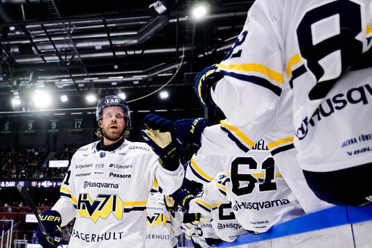HV71s Mattias Tedenby jublar