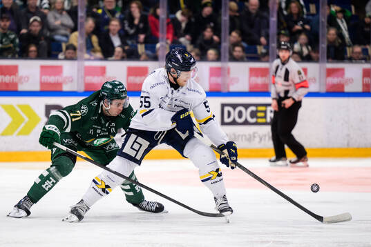 Färjestads Viktor Lodin och HV71s Andreas Borgman