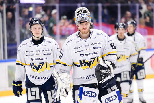 HV71s målvakt Felix Sandström deppar