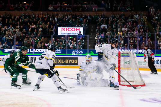 Färjestads Jack Berglund och HV71s målvakt Felix