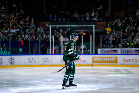 Färjestads David Tomasek jublar