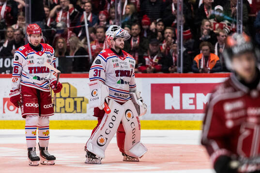 Timrås Lukas Pilö och målvakt Tim Juel deppar