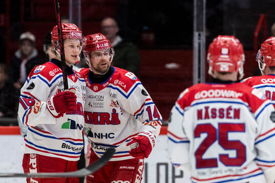Timrås Emil Pettersson jublar med lagkamrater