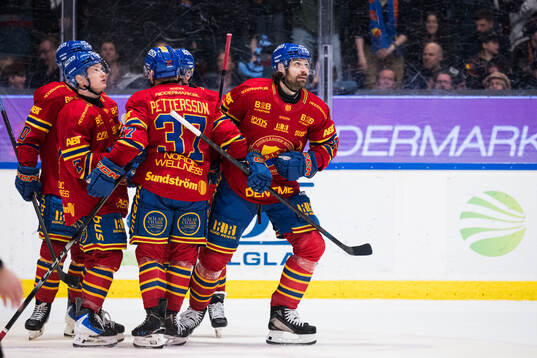 Djurgårdens Ludvig Rensfeldt jublar med lagkamrater
