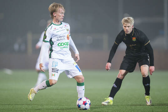 Varbergs Max Rundbäck och GAISs Robert Frosti Thorkelsson