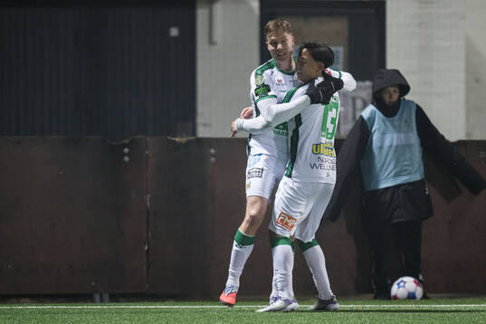 Varbergs Oliver Brynéus och William Selvén jublar