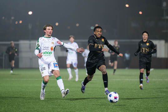 Varbergs Caspher Claesson och GAISs Adam Sheik Abdullahi