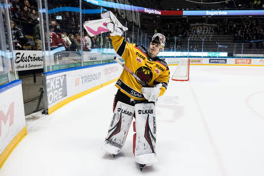 Luleås målvakt Matteus Ward jublar
