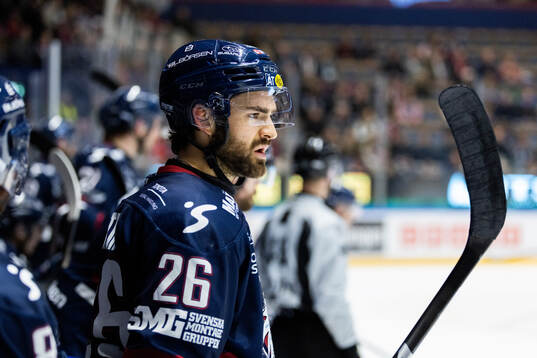 uLinköpings Max Martin nder ishockeymatchen i SHL mellan