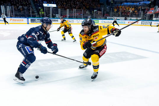 Linköpings Rasmus Rissanen och Luleås Brendan Shinnimin