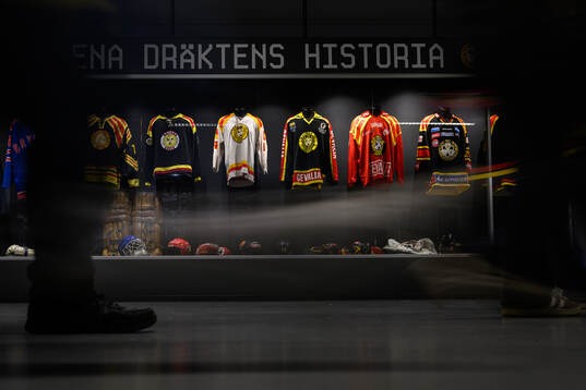 Brynäs historiska matchtröjor i en monter