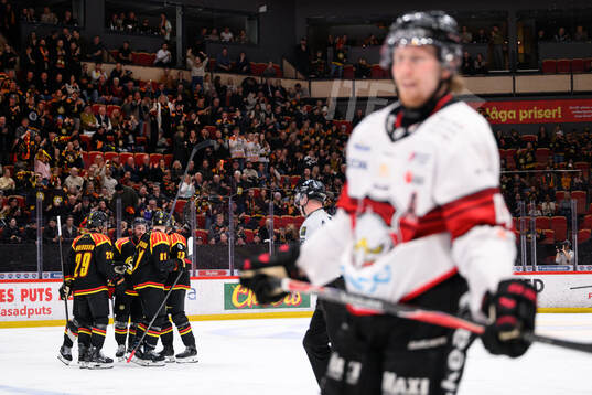 Brynäs Kieffer Bellow jublar med lagkamrater