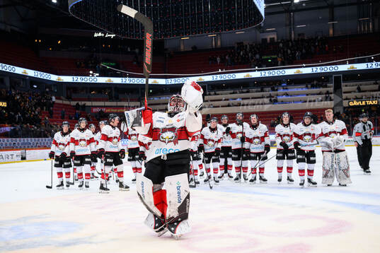 Malmö Redhawks målvakt Oskar Blomgren jublar