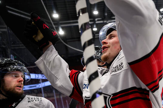 Malmö Redhawks Carl Persson och Lauri Pajuniemi jublar