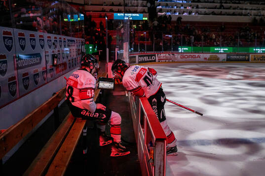 Malmö Redhawks Lauri Pajuniemi och Robin Salo med en iPad