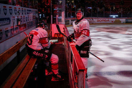 Malmö Redhawks Lauri Pajuniemi och Robin Salo med en iPad