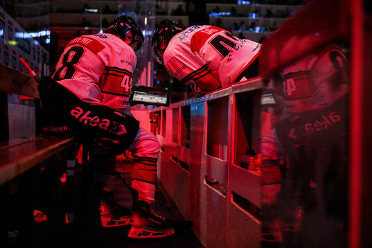 Malmö Redhawks Lauri Pajuniemi och Robin Salo med en iPad