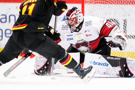 Malmö Redhawks målvakt Oskar Blomgren med en räddning i