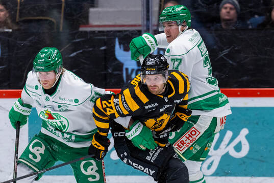 Skellefteås Oscar Lindberg mellan Rögles Calle Själin