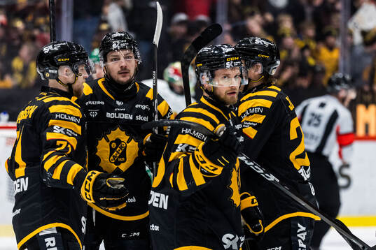 Skellefteås Viktor Grahn jublar med lagkamrater