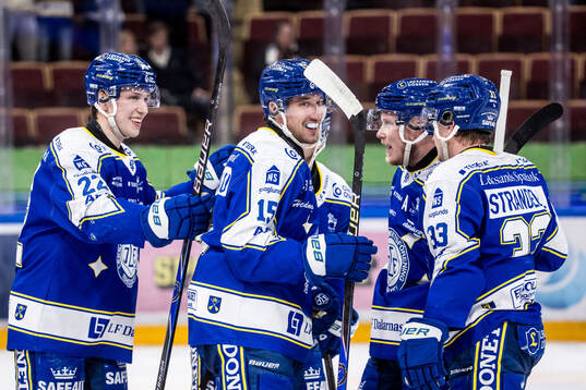 Leksands Max Veronneau jublar med lagkamrater