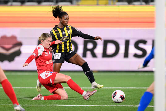 Linköpings Polly Doran och Häckens Monica Jusu Bah